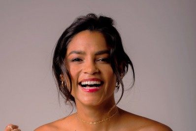 Lucy Alves é flagrada aos beijos com produtora