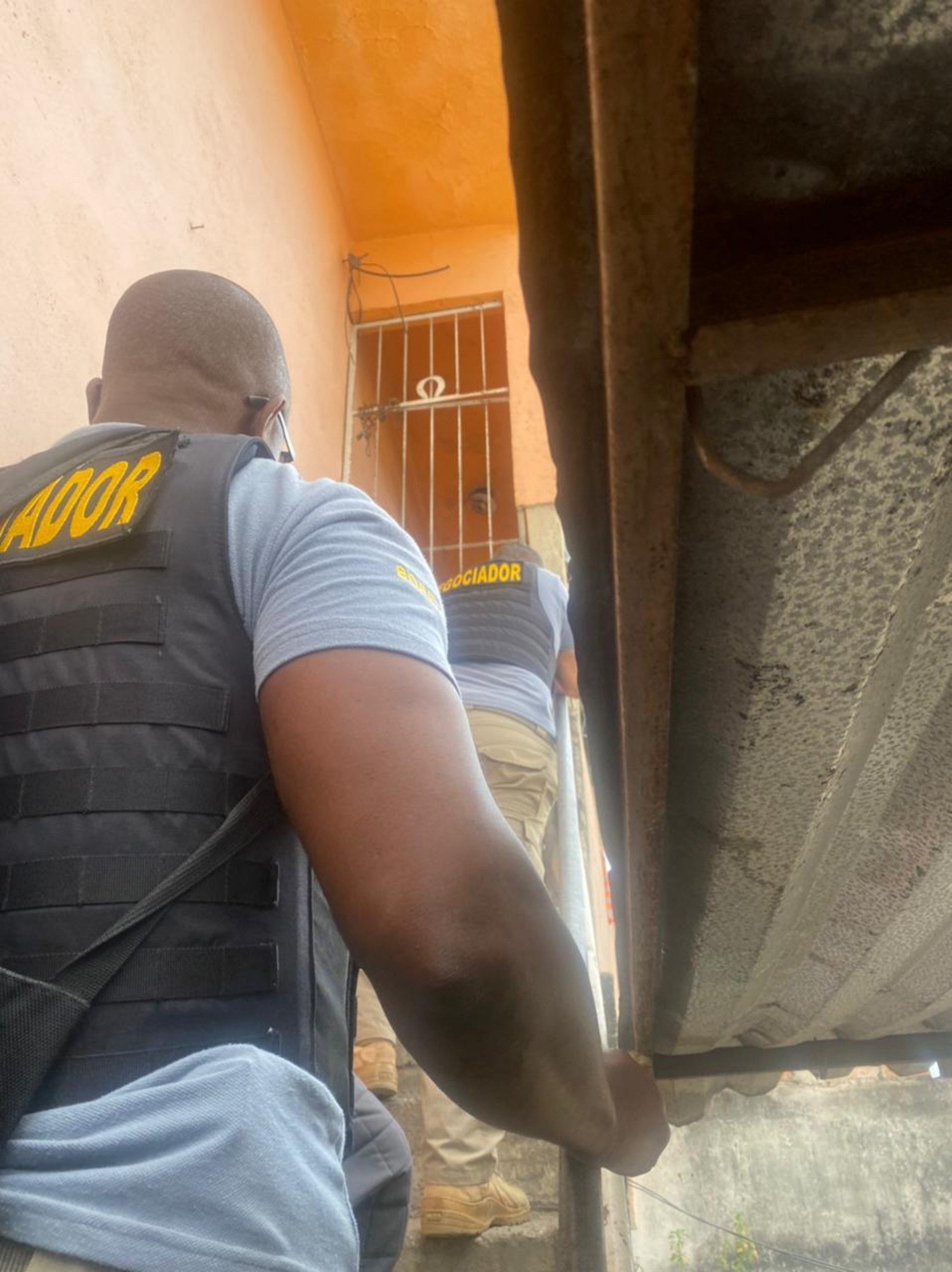 Filho mant&eacute;m m&atilde;e como ref&eacute;m em Duque de Caxias - Reprodu&ccedil;&atilde;o