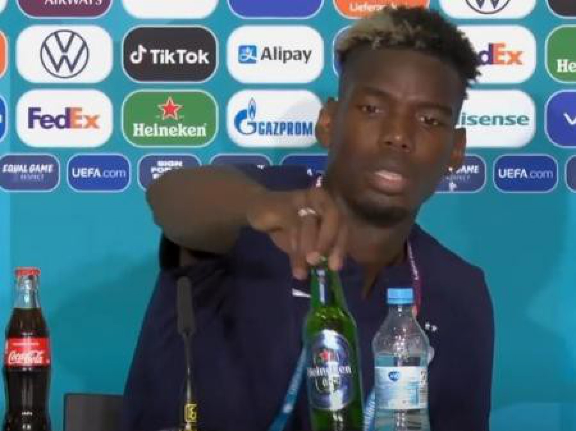 V&iacute;deo: Pogba 'imita' Cristiano Ronaldo e retira garrafa de cerveja de entrevista