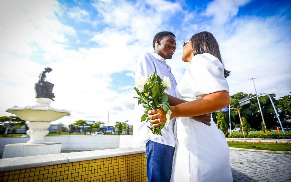 O casal escolheu um dos principais pontos tur&iacute;sticos de Belford Roxo para fazer as fotos 