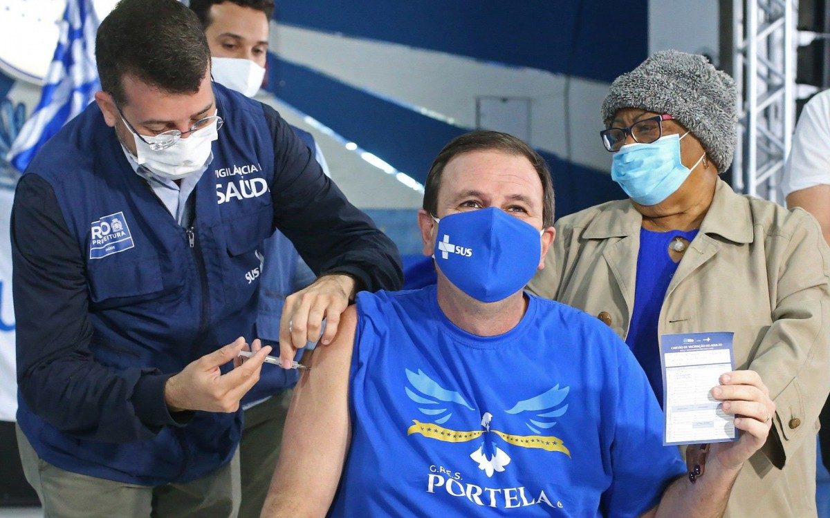 O prefeito do Rio de Janeiro, Eduardo Paes foi vacinado com a AstraZeneca contra COVID-19 na quadra da Portela pelo Daniel Soranz, Secretário de Saúde e com a presença da Tia Surica.