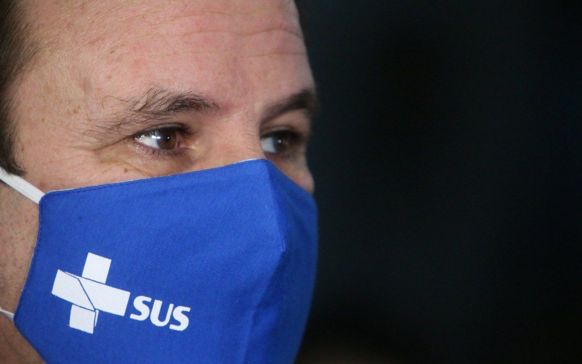 O prefeito do Rio de Janeiro, Eduardo Paes foi vacinado com a AstraZeneca contra COVID-19 na quadra da Portela pelo Daniel Soranz, Secret&aacute;rio de Sa&uacute;de e com a presen&ccedil;a da Tia Surica.