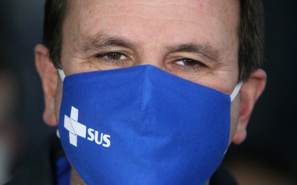 O prefeito do Rio de Janeiro, Eduardo Paes foi vacinado com a AstraZeneca contra COVID-19 na quadra da Portela pelo Daniel Soranz, Secret&aacute;rio de Sa&uacute;de e com a presen&ccedil;a da Tia Surica.