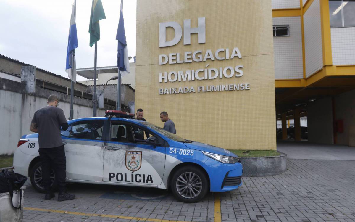 Policia - Policiais Militares executados na Estrada D, na Posse, em Nova Igua&ccedil;u, Baixada Fluminense. Na foto, viatura onde policiais foram baleados, passa por pericia na DHBF, em Belfod Roxo, na Baixada Fluminense.