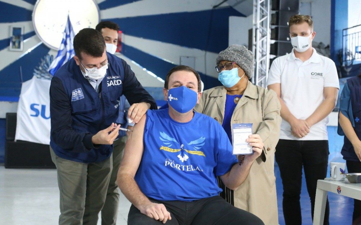 Eduardo Paes &eacute; vacinado contra a covid-19