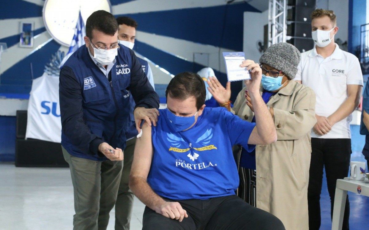 Eduardo Paes &eacute; vacinado contra a covid-19