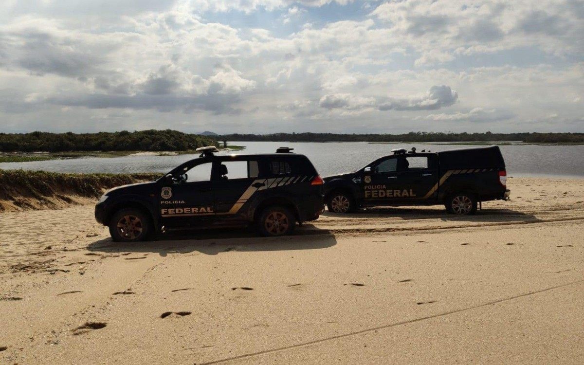 Operação conjunta detém quatro pessoas com carga de drogas no Parque Nacional da Restinga de Jurubatiba, em Macaé. - Foto: Divulgação/Polícia Federal. 