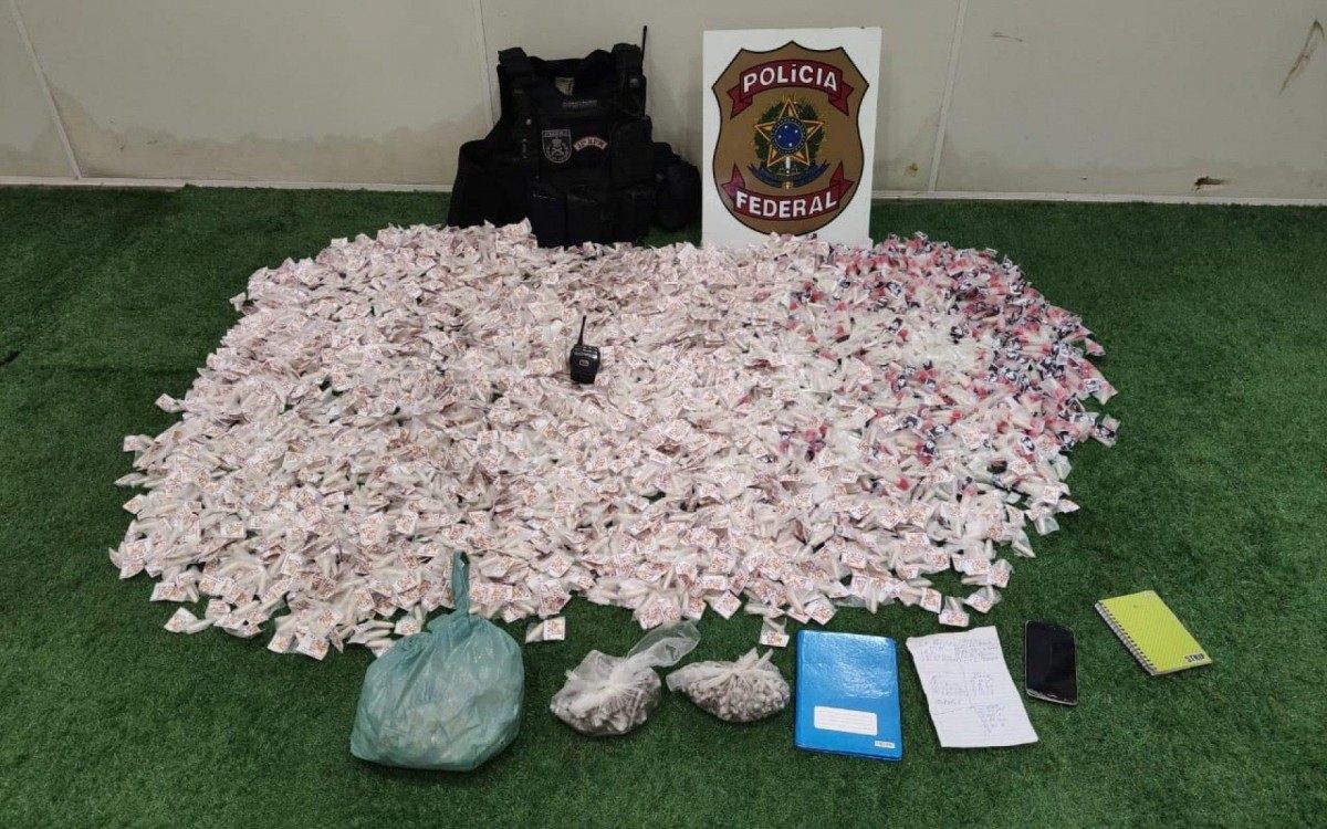 Na ação foram apreendidos três mil pinos de cocaína e 365 papelotes de maconha.  - Foto: Divulgação/Polícia Federal. 