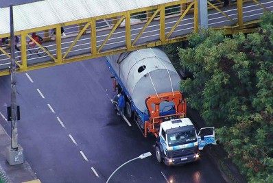 Caminhão fica entalado em passarela na Barra da Tijuca