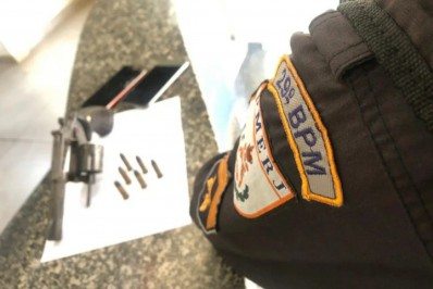 Bom Jesus do Itabapoana: Casal é preso com arma de fogo durante abordagem em veículo