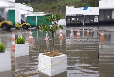 Chuva forte causa pontos de alagamento em Arraial do Cabo