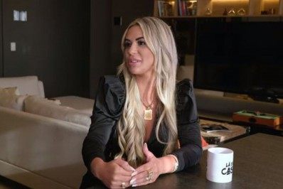 Viúva de MC Kevin gasta fortuna em loja de grife e paga em dinheiro