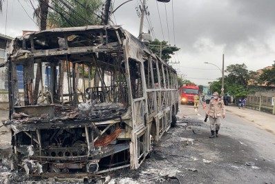 Incêndio em ônibus interdita via em Guadalupe