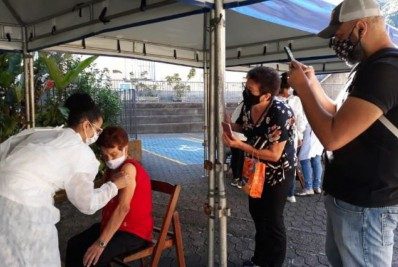 COVID-19: prefeitura começa a vacinar pessoas a partir de 55 anos