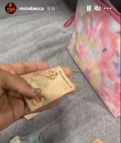 Cachorrinha de MC Rebecca come dinheiro da cantora - Reprodução