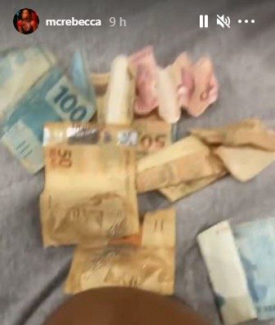 Cachorrinha de MC Rebecca come dinheiro da cantora - Reprodução