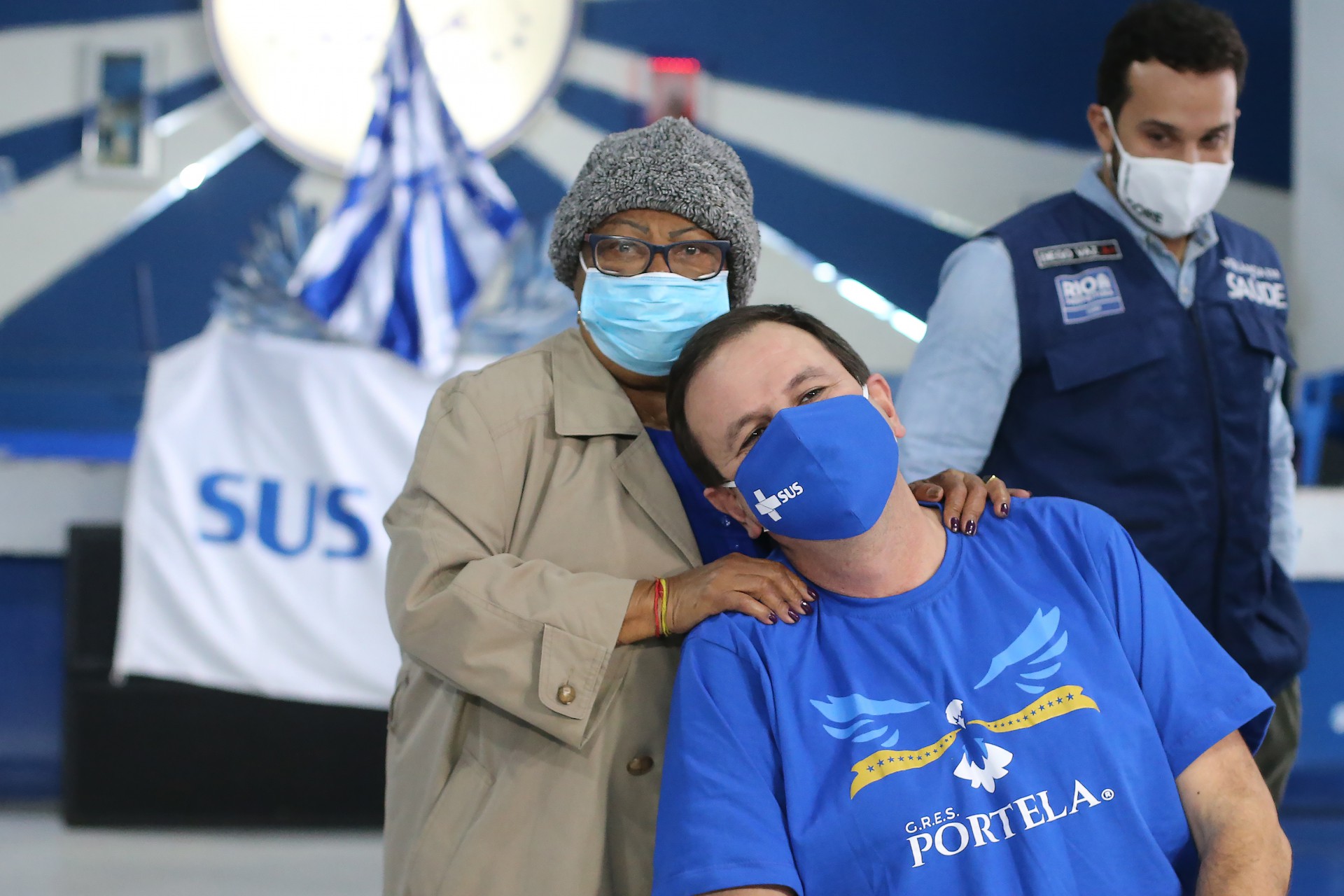 O prefeito do Rio de Janeiro, Eduardo Paes foi vacinado com a AstraZeneca contra COVID-19 na quadra da Portela pelo Daniel Soranz, Secretário de Saúde e com a presença da Tia Surica. - Daniel Castelo Branco