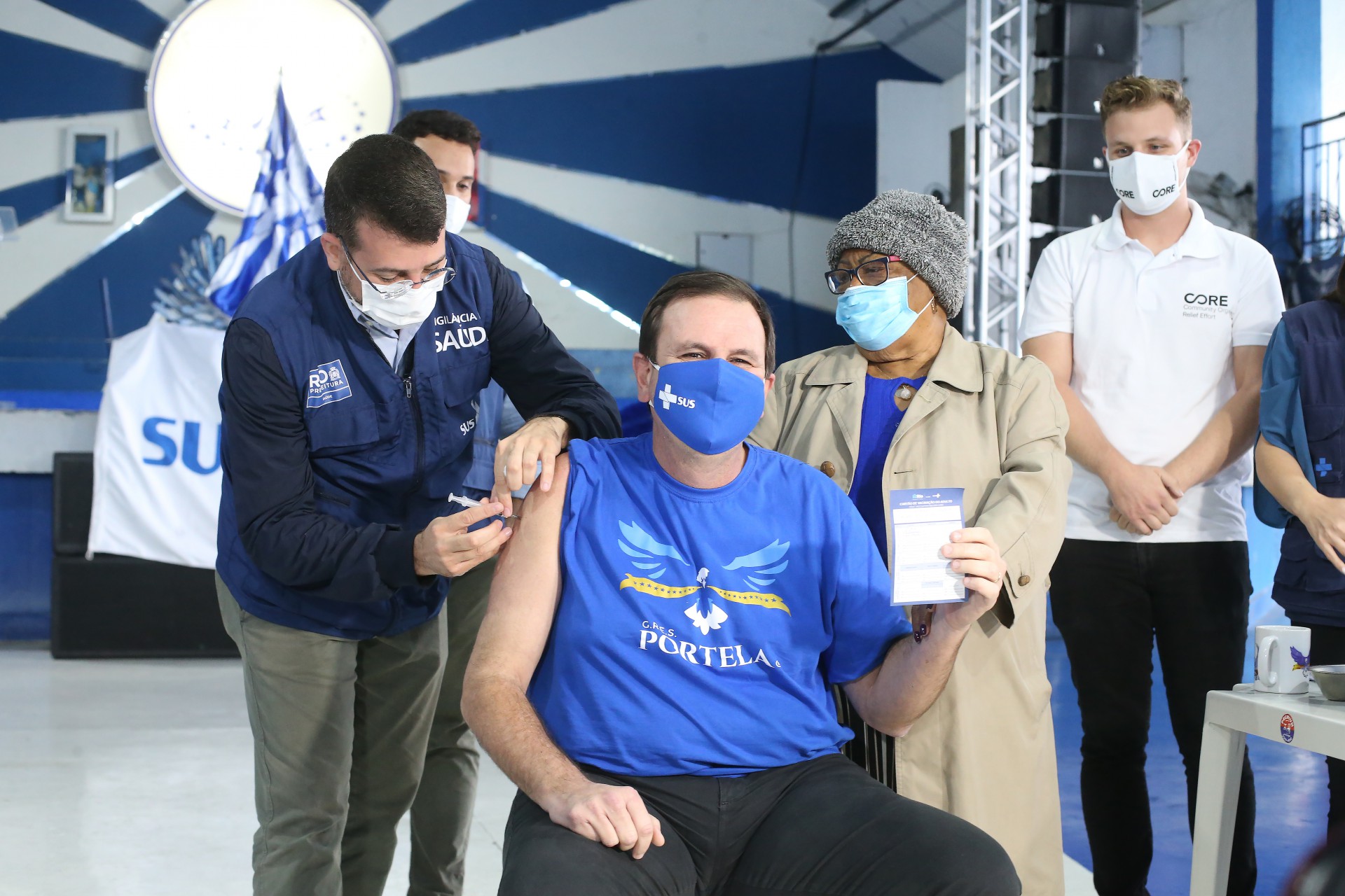 O prefeito do Rio de Janeiro, Eduardo Paes foi vacinado com a AstraZeneca contra COVID-19 na quadra da Portela pelo Daniel Soranz, Secretário de Saúde e com a presença da Tia Surica. - Daniel Castelo Branco