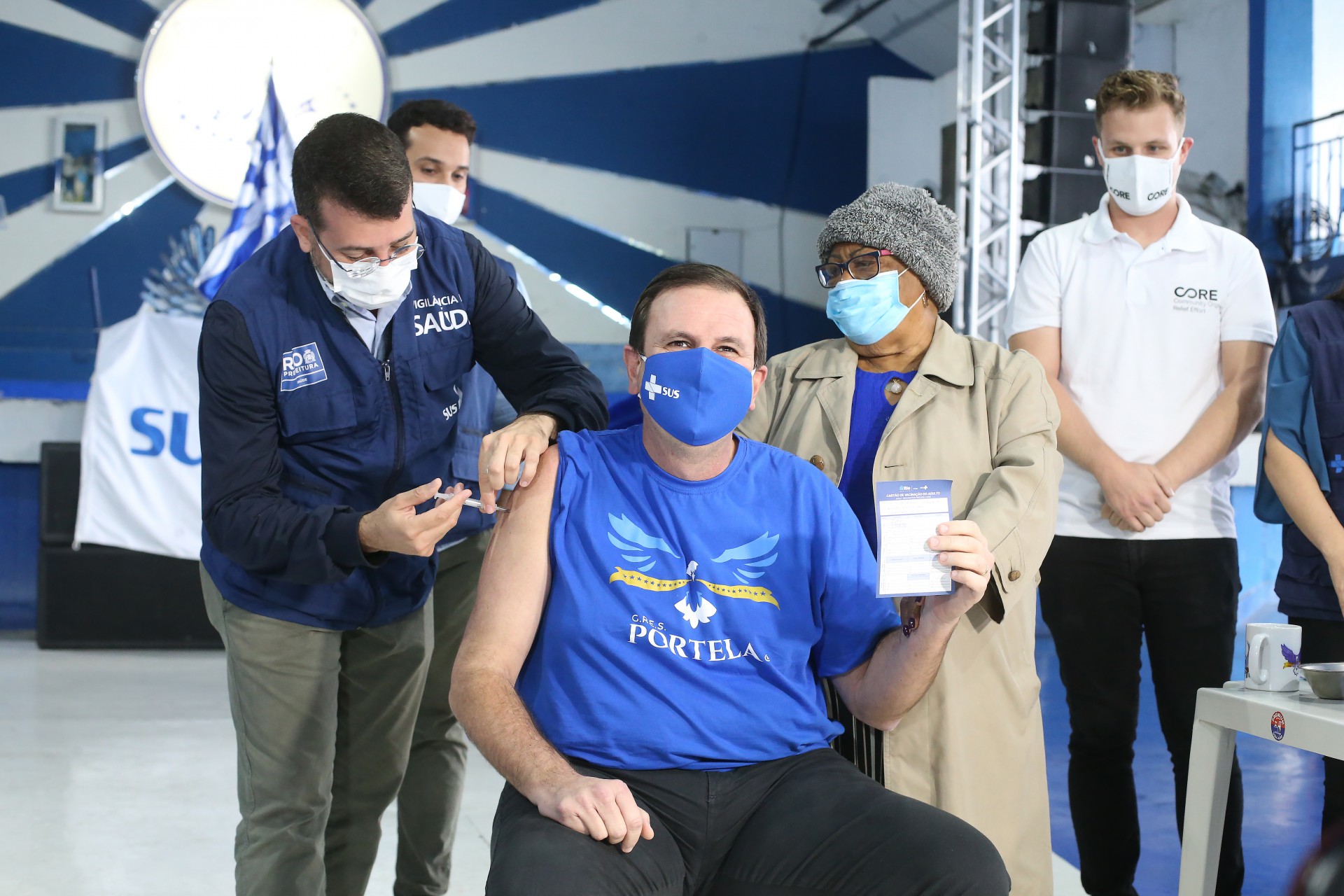 O prefeito do Rio de Janeiro, Eduardo Paes foi vacinado com a AstraZeneca contra COVID-19 na quadra da Portela pelo Daniel Soranz, Secretário de Saúde e com a presença da Tia Surica. - Daniel Castelo Branco