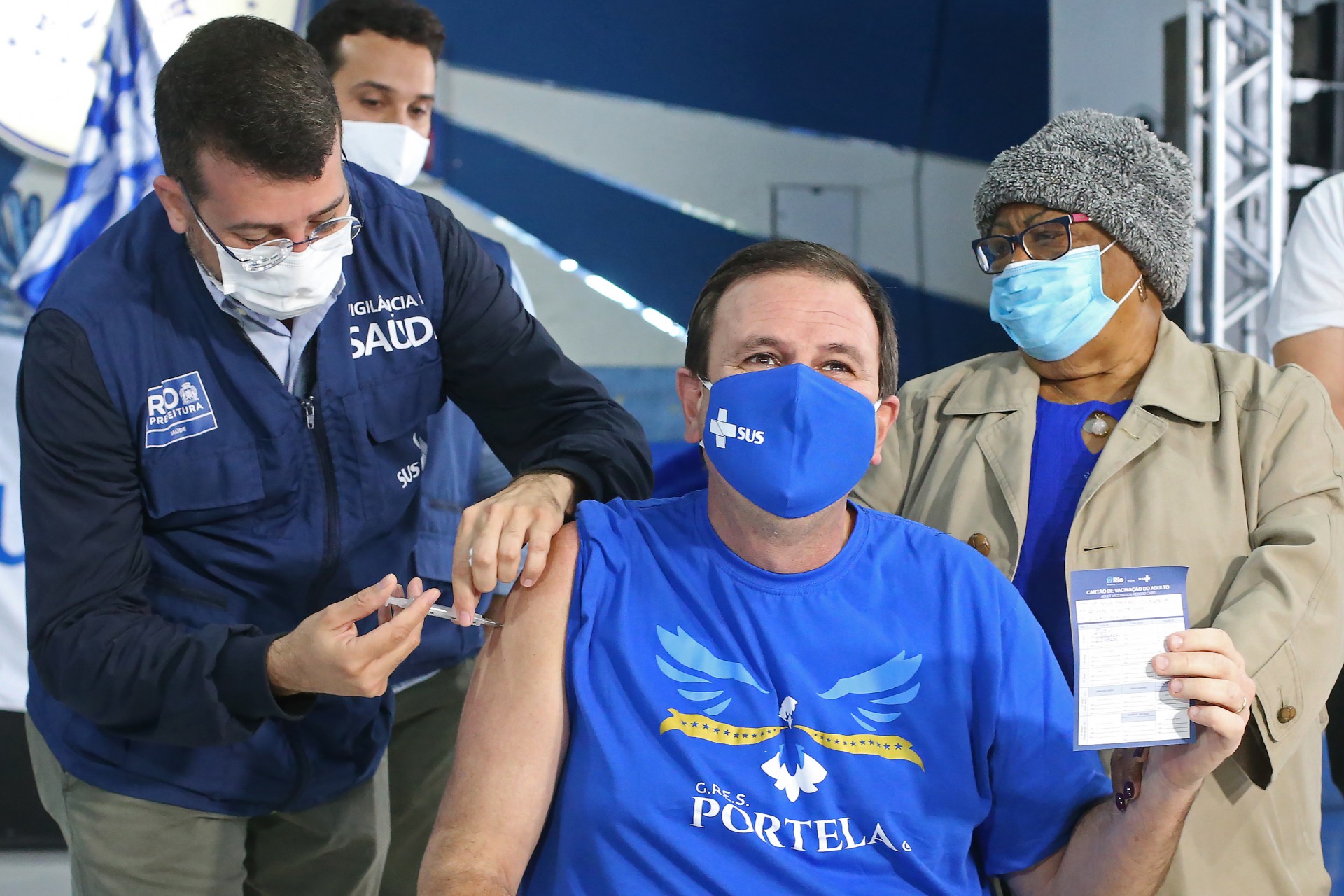 O prefeito do Rio, Eduardo Paes, est&aacute; entre as mais de 15 mil pessoas que foram vacinadas contra covid na quadra da Portela - Banco de imagens