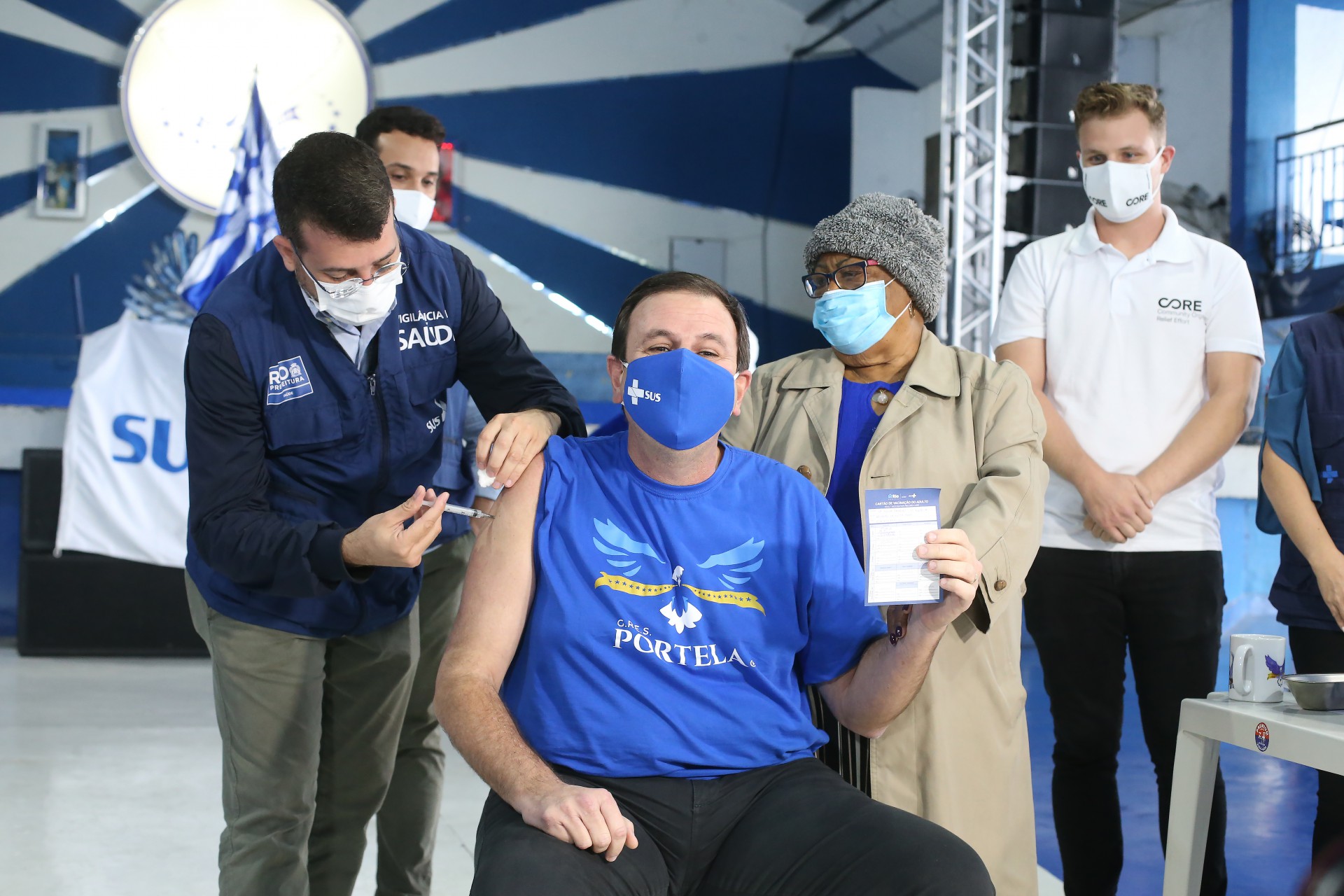 O prefeito do Rio de Janeiro, Eduardo Paes foi vacinado com a AstraZeneca contra COVID-19 na quadra da Portela pelo Daniel Soranz, Secretário de Saúde e com a presença da Tia Surica. - Daniel Castelo Branco