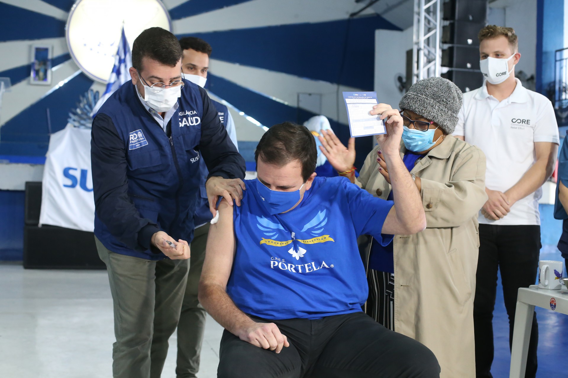 O prefeito do Rio de Janeiro, Eduardo Paes foi vacinado com a AstraZeneca contra COVID-19 na quadra da Portela pelo Daniel Soranz, Secretário de Saúde e com a presença da Tia Surica. - Daniel Castelo Branco