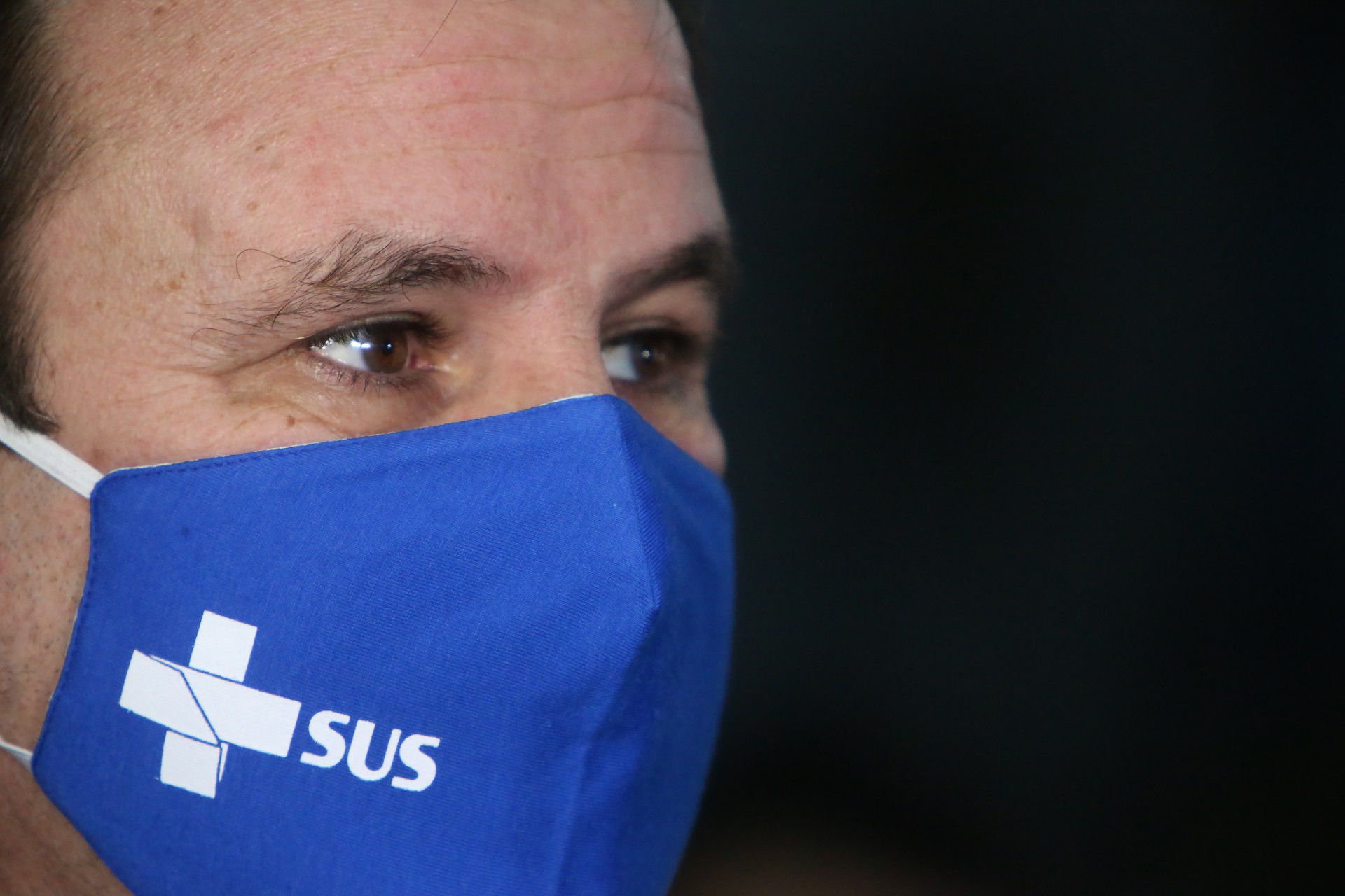 O prefeito do Rio de Janeiro, Eduardo Paes foi vacinado com a AstraZeneca contra COVID-19 na quadra da Portela pelo Daniel Soranz, Secretário de Saúde e com a presença da Tia Surica. - Daniel Castelo Branco