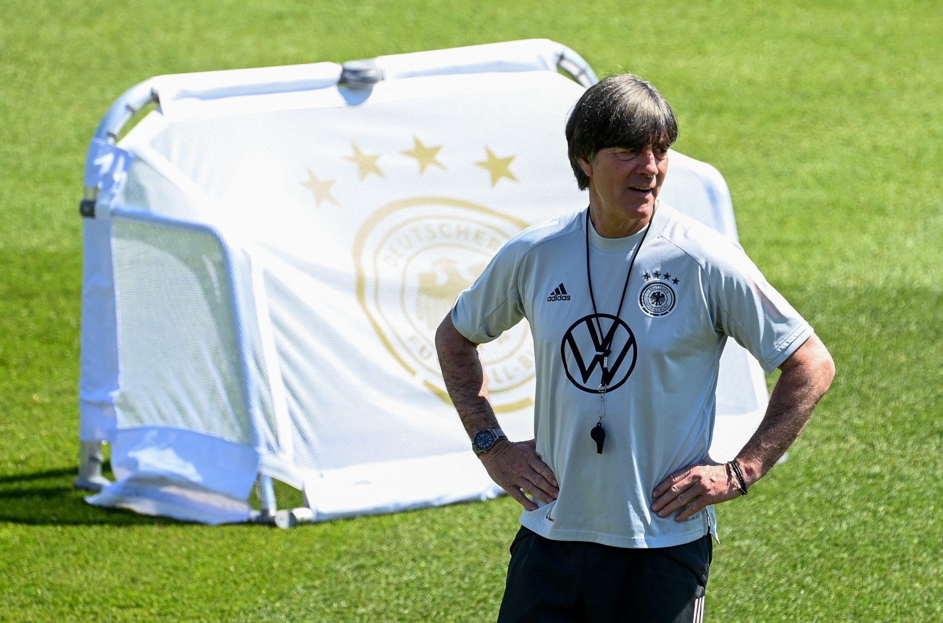 Escaldado, L&ouml;w admite press&atilde;o e alerta sobre CR7: "Faz mais do que livrar-se de refrigerantes"