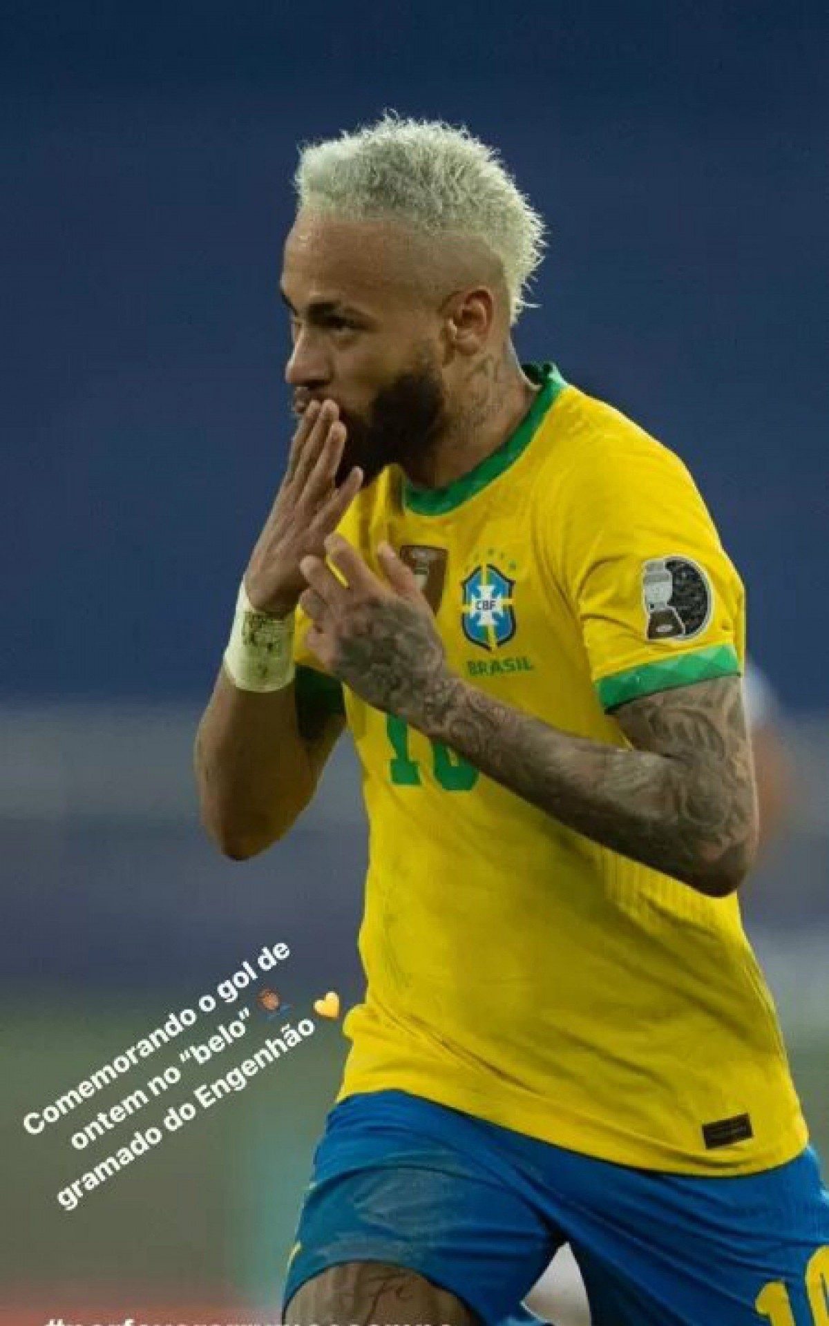 Neymar comemora um dos gols sobre o Peru