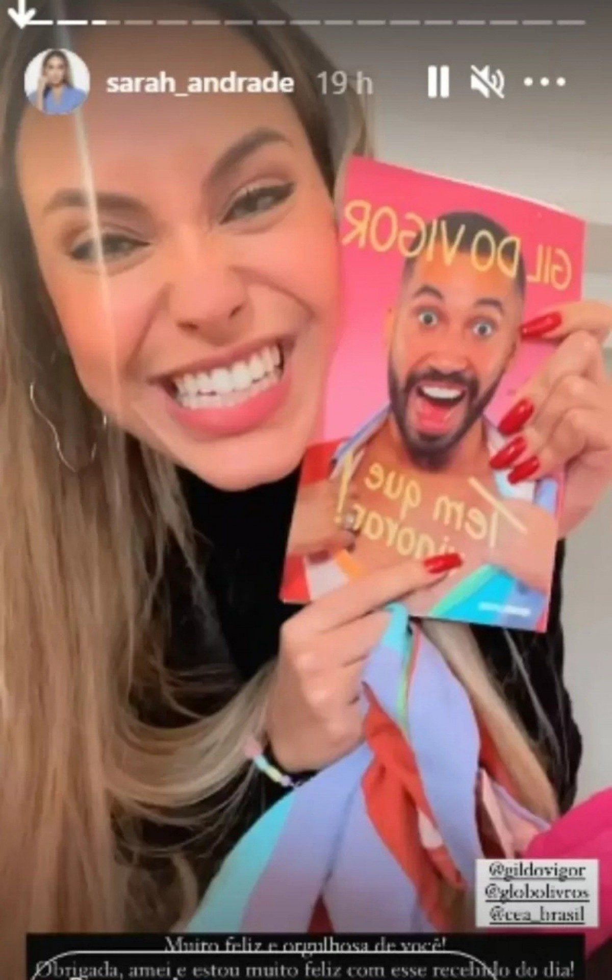 Sarah Andrade com o livro de Gilberto Nogueira, 'Tem Que Vigorar'