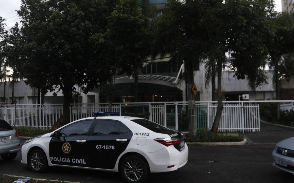 Operação contra lavagem de dinheiro. Na foto, policiais foram a um endereço no Recreio dos Bandeirantes, zona oeste do Rio. - Reginaldo Pimenta / Agencia O Dia