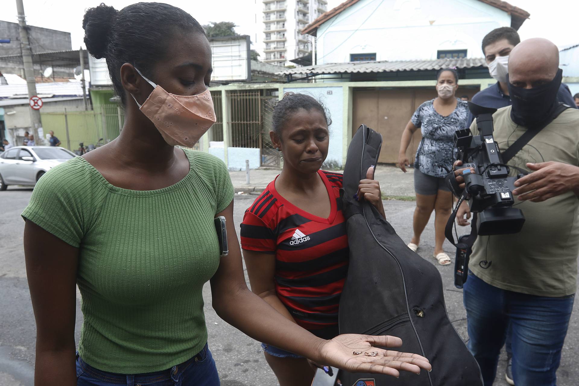 Policia - Opera&Atilde;&sect;ao Policial contra trafico no Complexo da Penha, na zona norte do Rio. Na foto, Carol, prima de Thiago, mostra estilha&Atilde;&sect;o do projetil e tambem um violao com marca do tiro, que segundo ela, teria atingido a cabe&Atilde;&sect;a de seu primo.