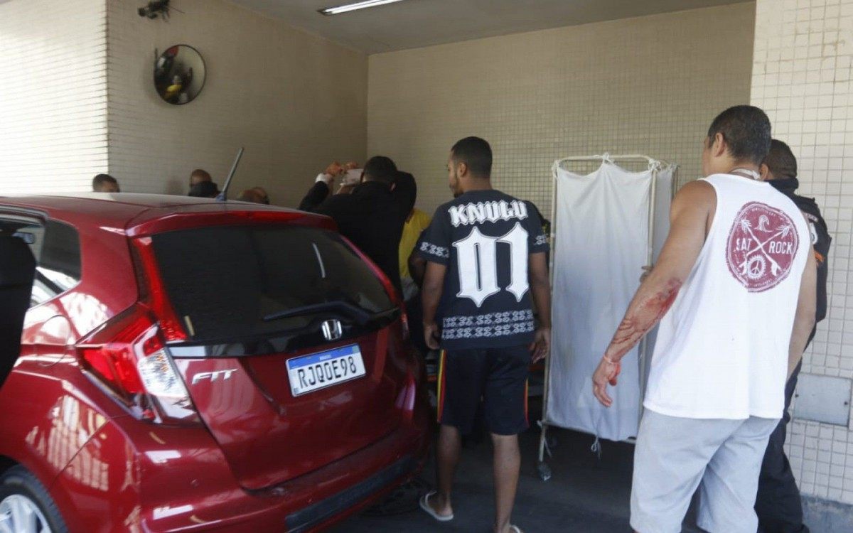 Homem baleado na cabeça é socorrido no Hospital Estadual Getúlio Vargas - REGINALDO PIMENTA/AGÊNCIA O DIA