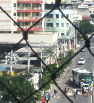 Manifesta&ccedil;&atilde;o na Avenida Vicente de Carvalho, na altura do Morro da F&eacute;, onde um menino foi baleado - Divulga&ccedil;&atilde;o 