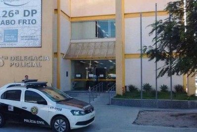 Homem agride esposa, quebra carro do ex-namorado da mulher e termina preso em Cabo Frio