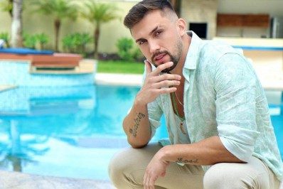 Arthur Picoli mostra corpão em foto de cueca
