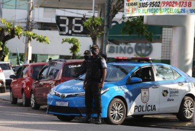 Policiais militares recebem cobranças indevidas em contracheque