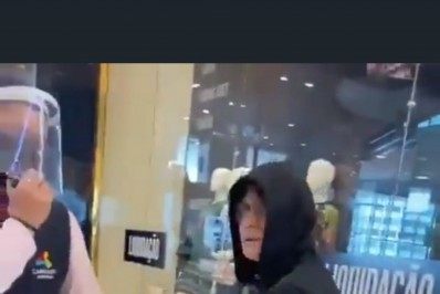 Homem com símbolo nazista no braço é expulso de shopping; veja o vídeo