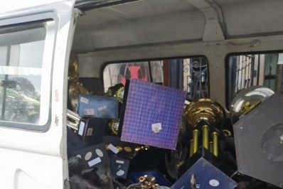 Sem sala de troféus, Vasco empilha taças dentro de Kombi em frente a São Januário