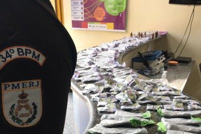 Policiais militares são recebidos a tiros por traficantes, em Guapimirim