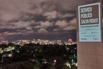 Projeções contra a reforma do serviço público tomam prédios das capitais