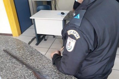 Homem é preso pela PM após ameaçar companheira com espingarda em Conceição de Macabu