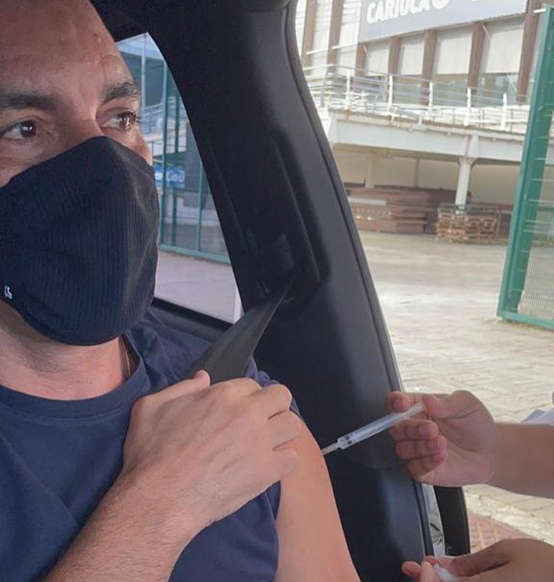 &Iacute;dolos do Vasco, Carlos Germano e Edmundo s&atilde;o vacinados contra a Covid-19 