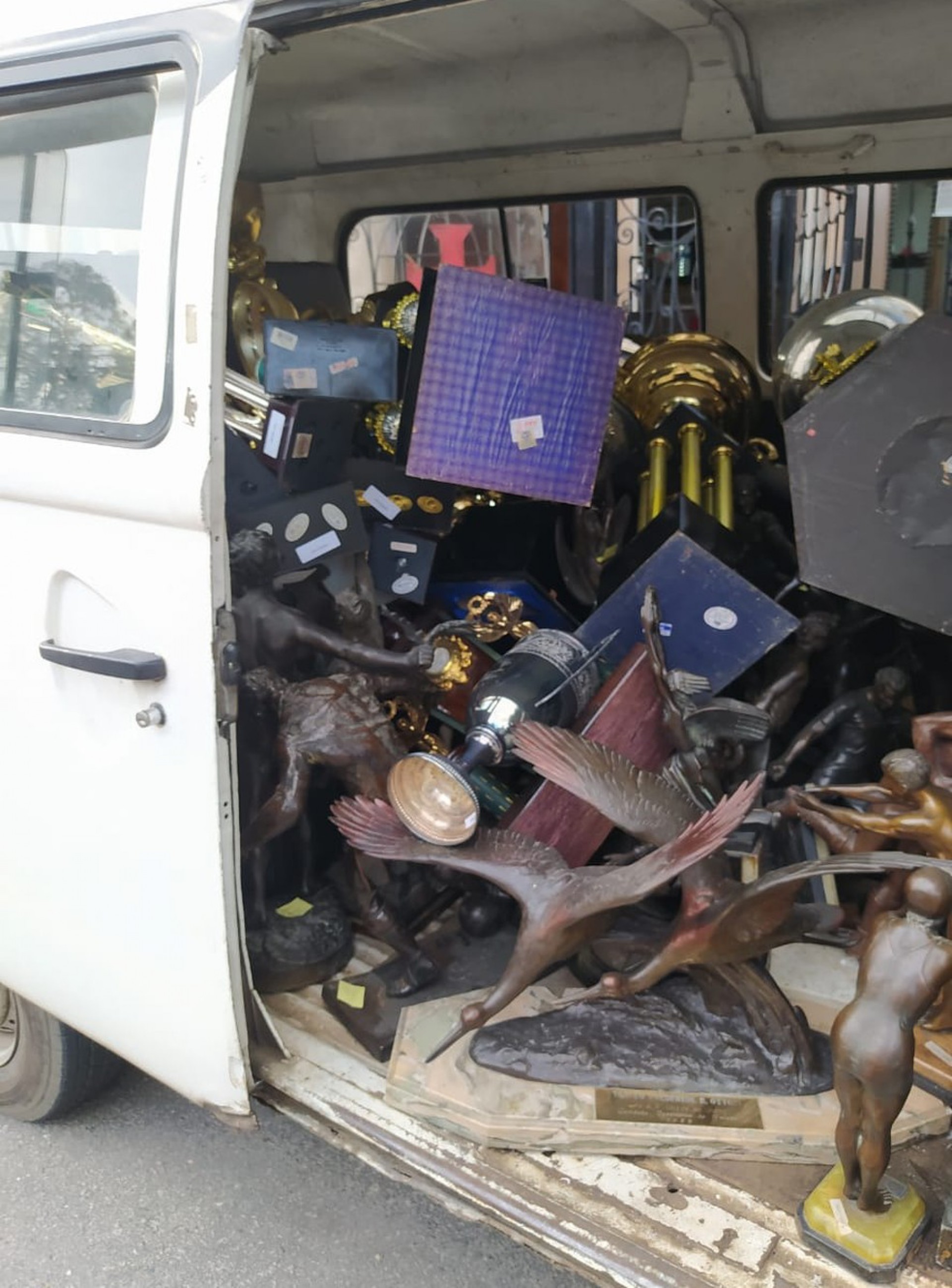 Sem sala de troféus, Vasco empilha taças dentro de Kombi em frente a São Januário