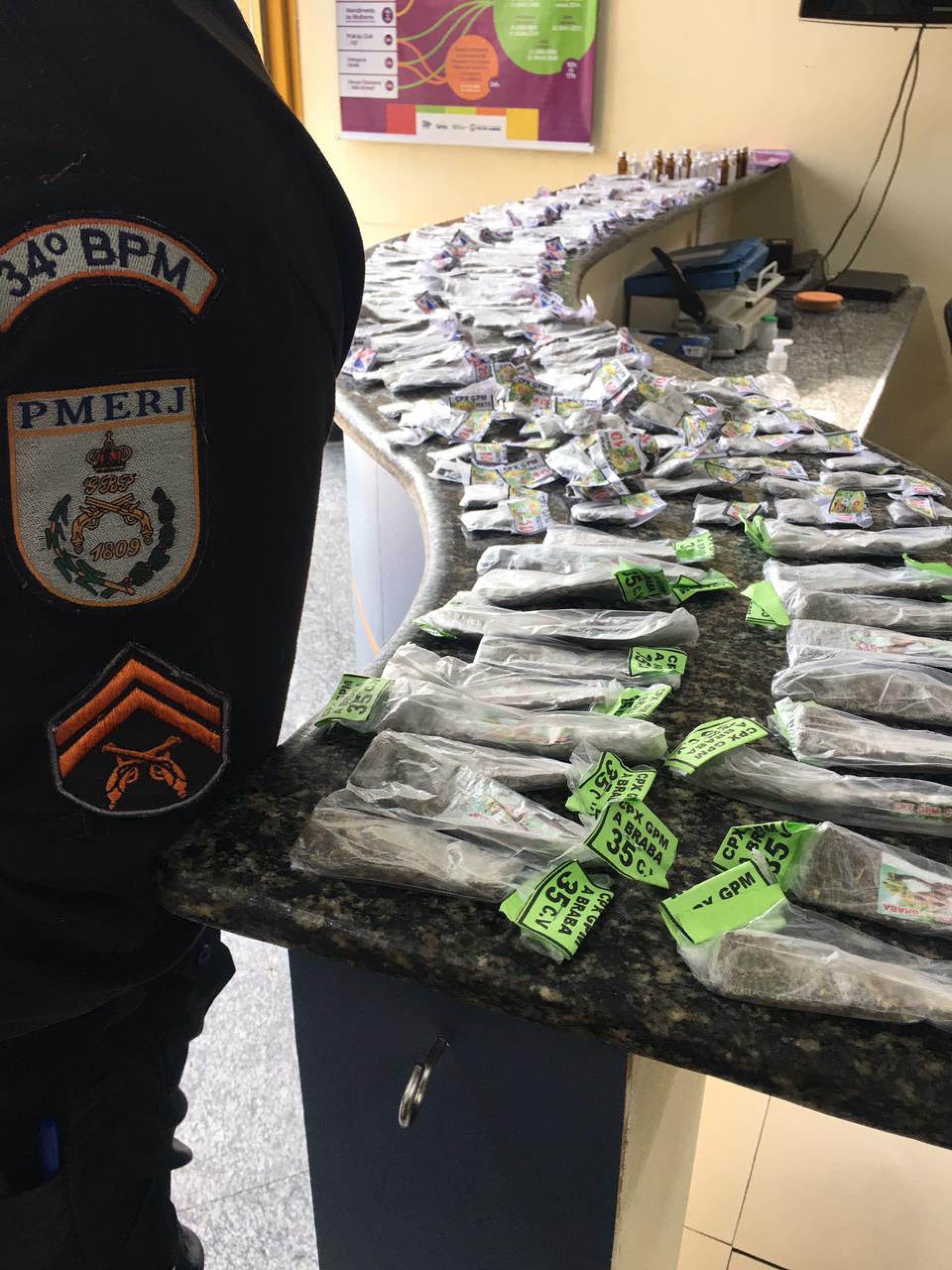 Policiais militares são recebidos a tiros por traficantes, em Guapimirim