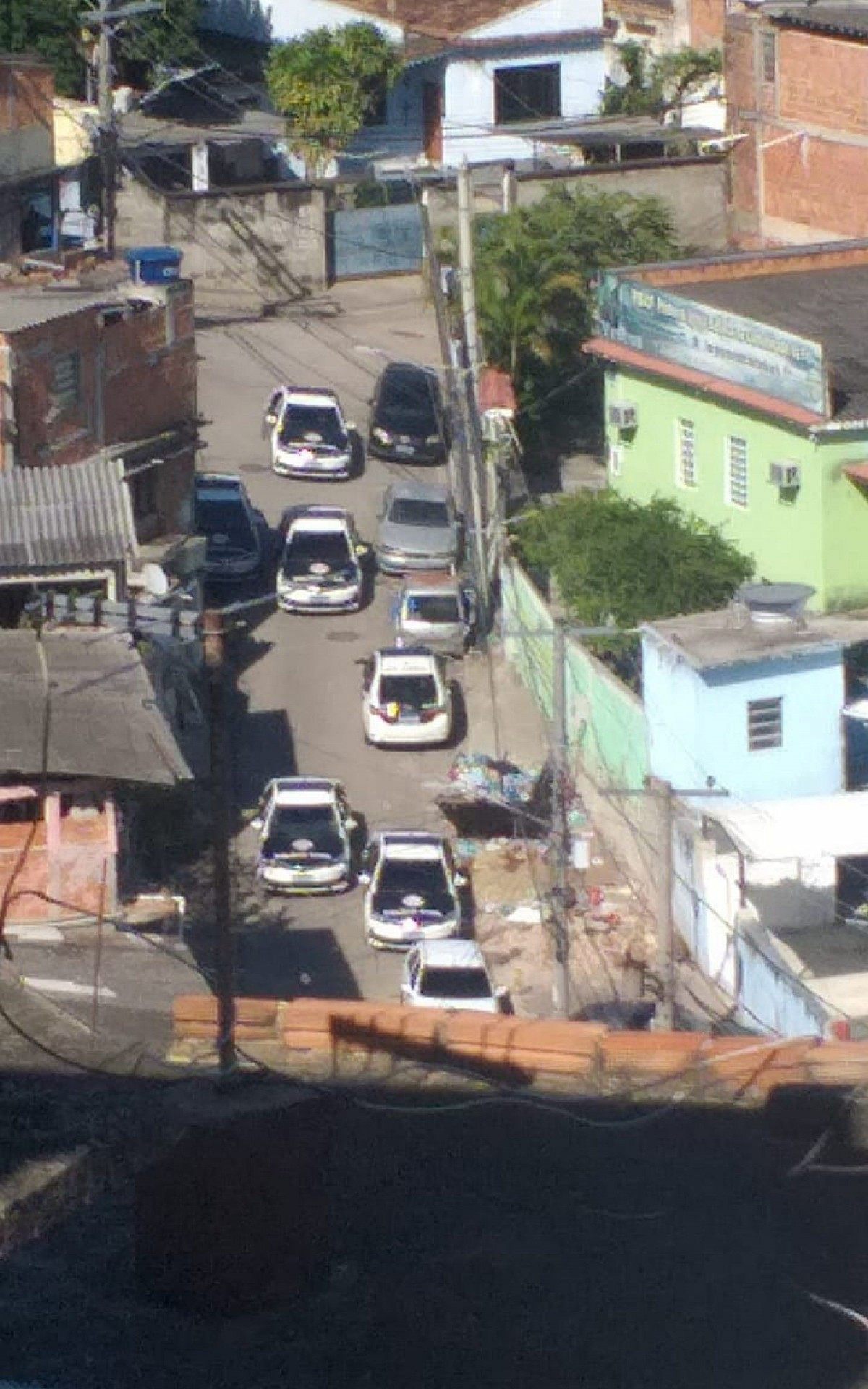 Imagens compartilhadas na internet mostram movimenta&ccedil;&atilde;o de policiais civis em rua de acesso ao Morro da F&eacute; 