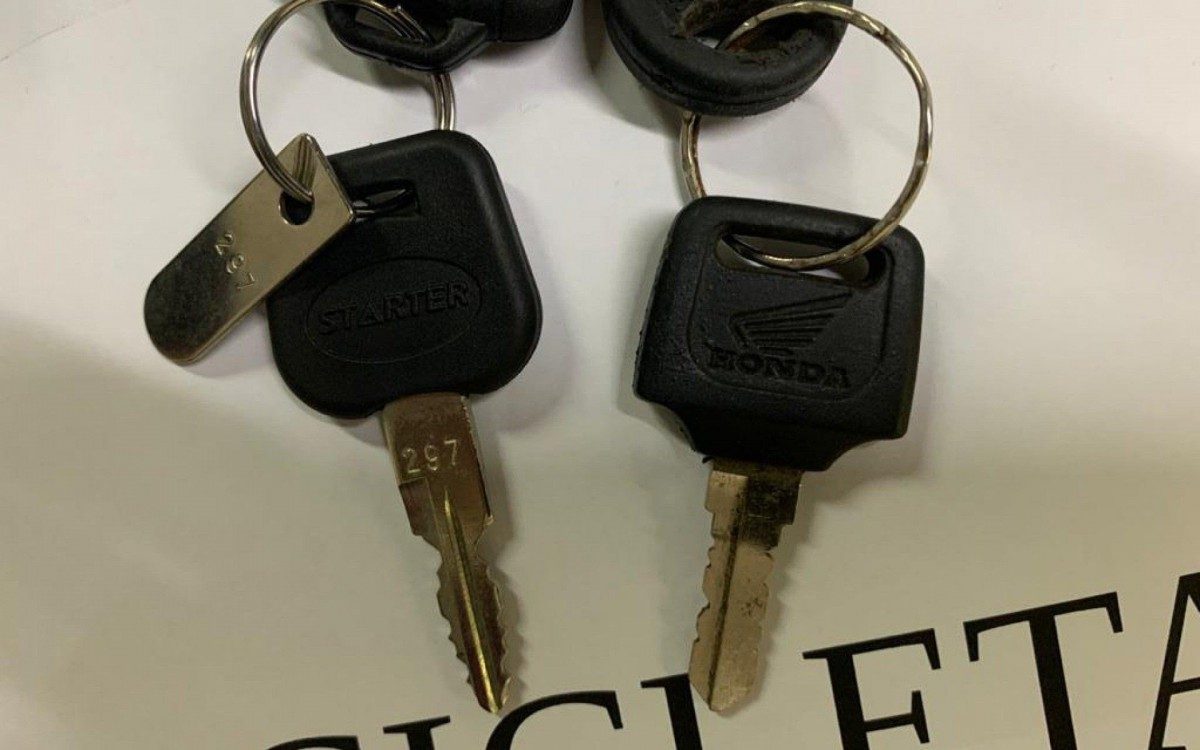 Chave original, com a mesma marca da bicicleta (esquerda), e chave alterada (direita).