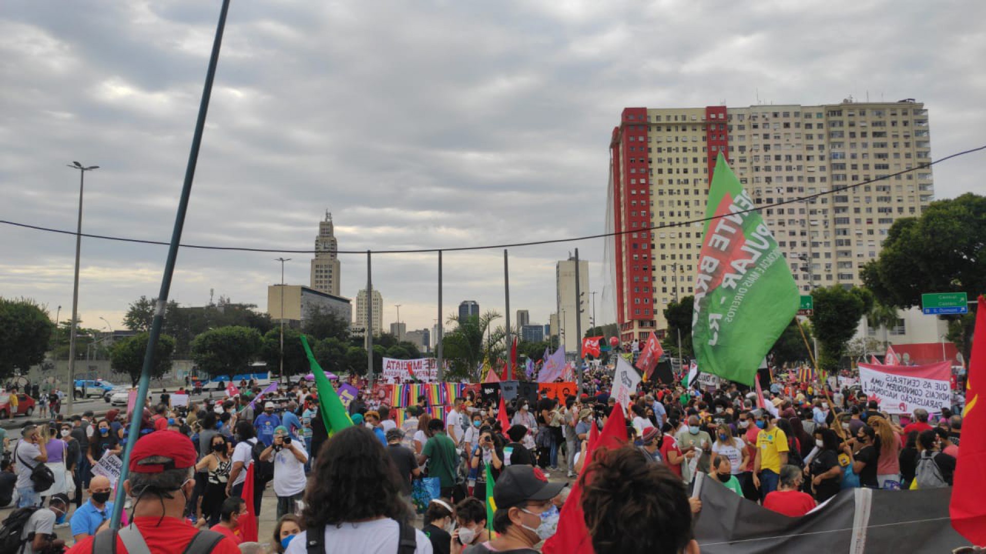 Protesto chamado de 19J, em referência ao dia e mês, conta com faixas, cartazes e palavras de ordem contra o presidente Bolsonaro e a favor da ciência - Daniel Castelo Branco/Agência O Dia