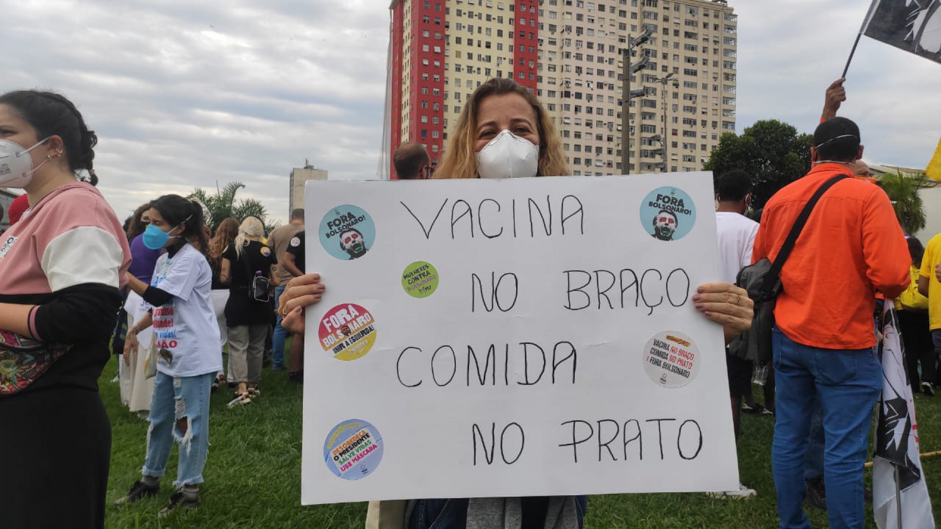 Protesto chamado de 19J, em referência ao dia e mês, conta com faixas, cartazes e palavras de ordem contra o presidente Bolsonaro e a favor da ciência - Daniel Castelo Branco/Agência O Dia
