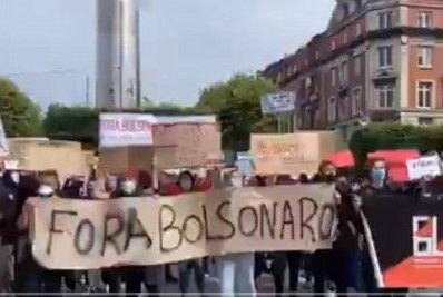 Manifestantes se reunem em Berlim, na Alemanha, em protesto contra Bolsonaro